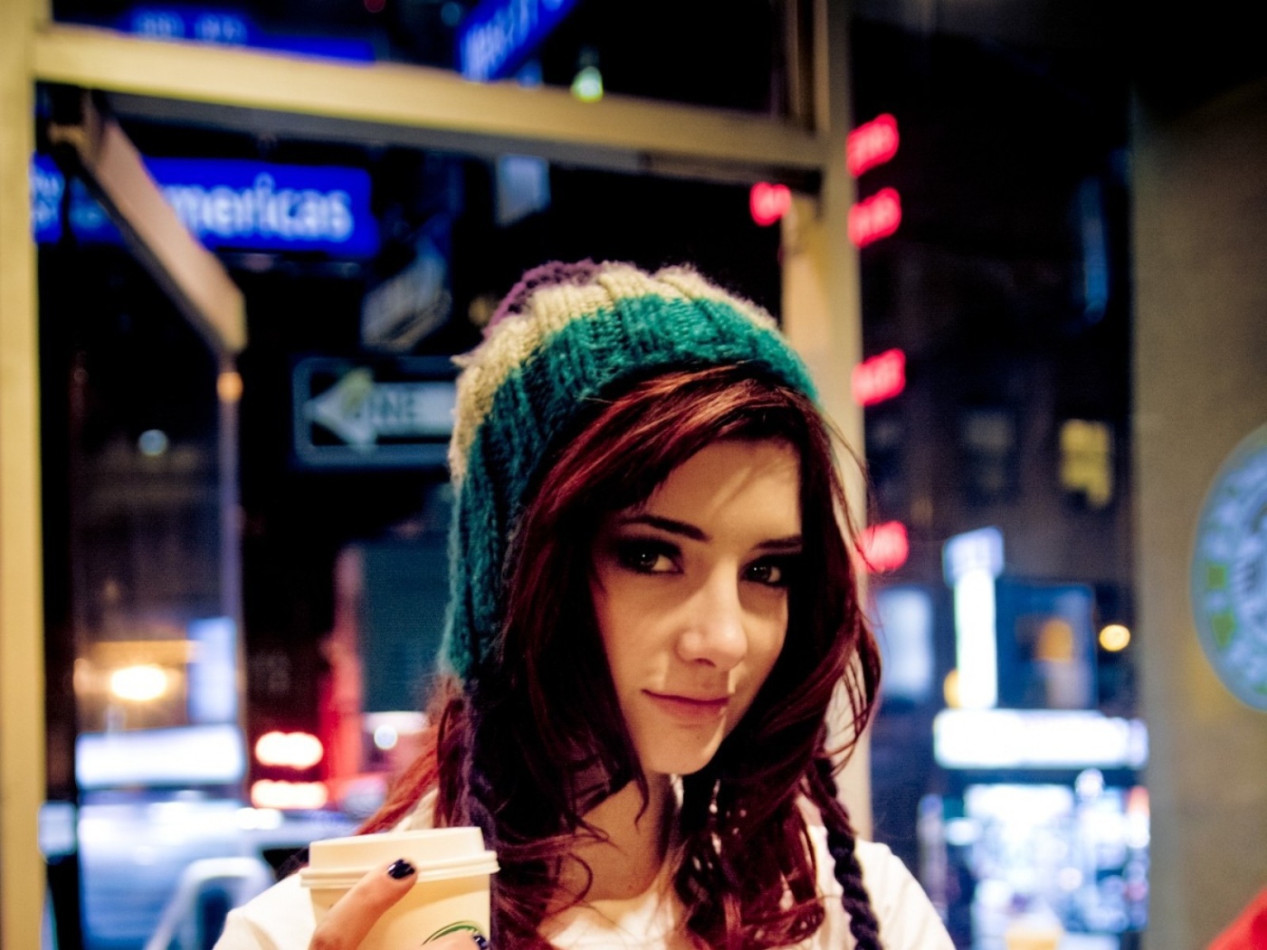 Девушка в шапке  со стаканом