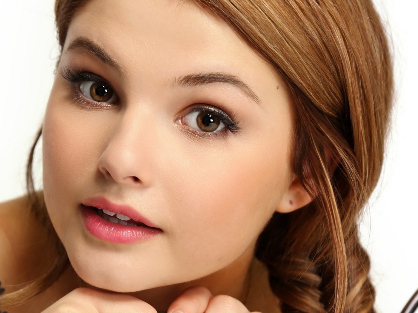 Девушка с косичкой