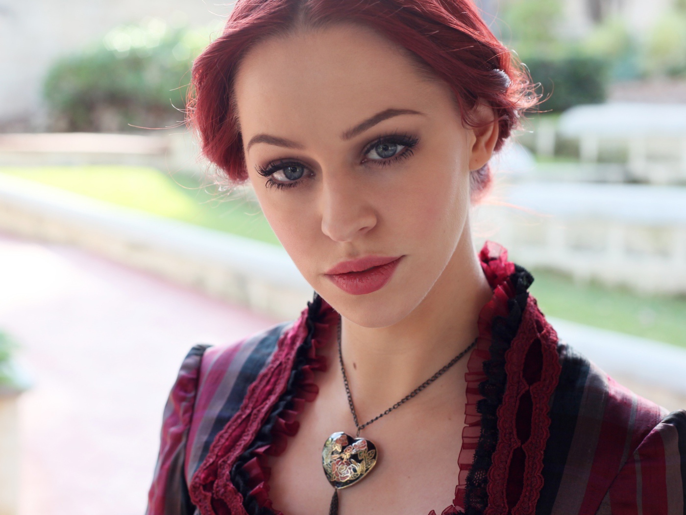 Девушка с кулоном