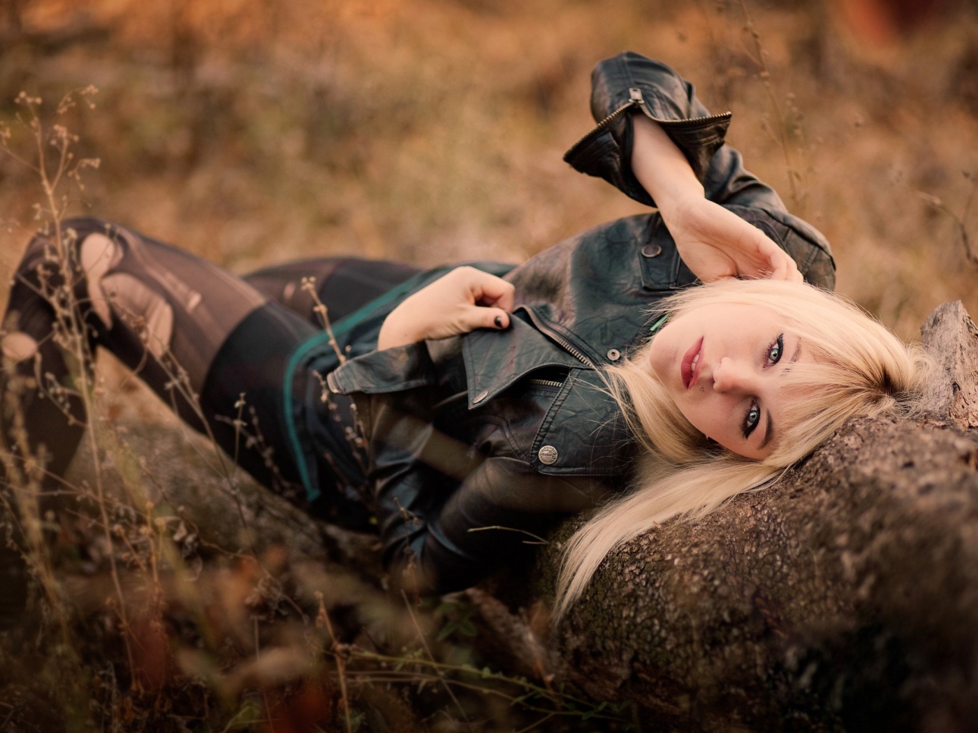 Девушка с рваными колготками