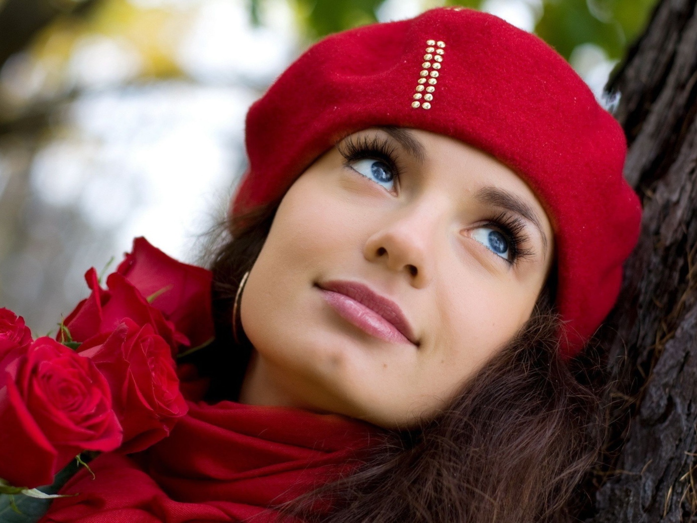В красной шапочке с розами