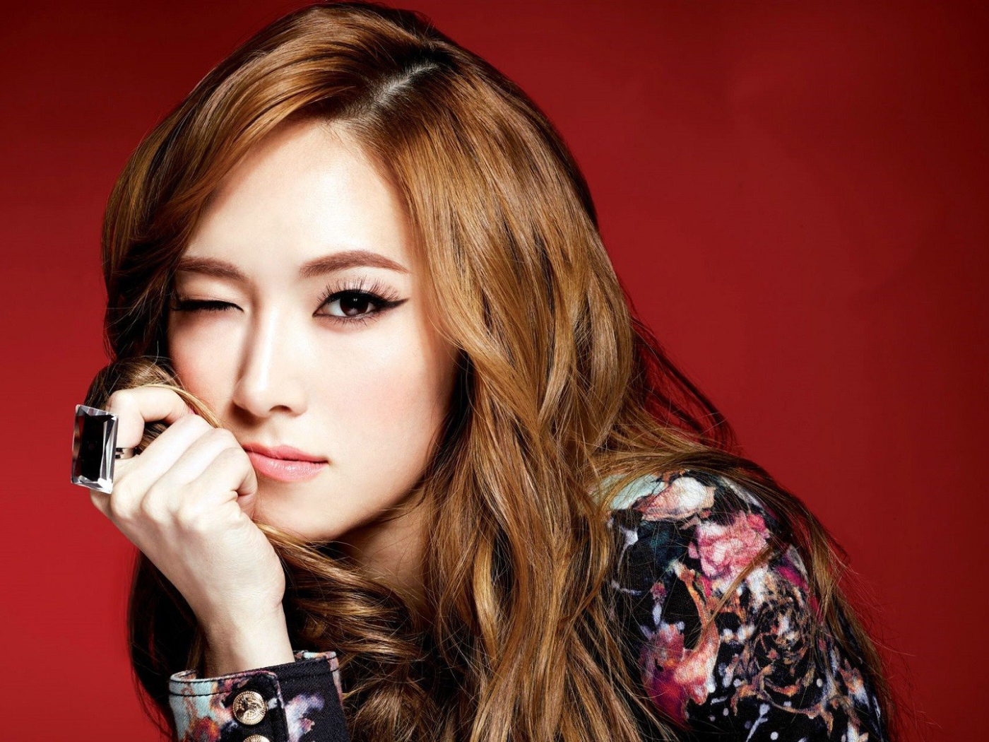 Кольцо с большим камнем