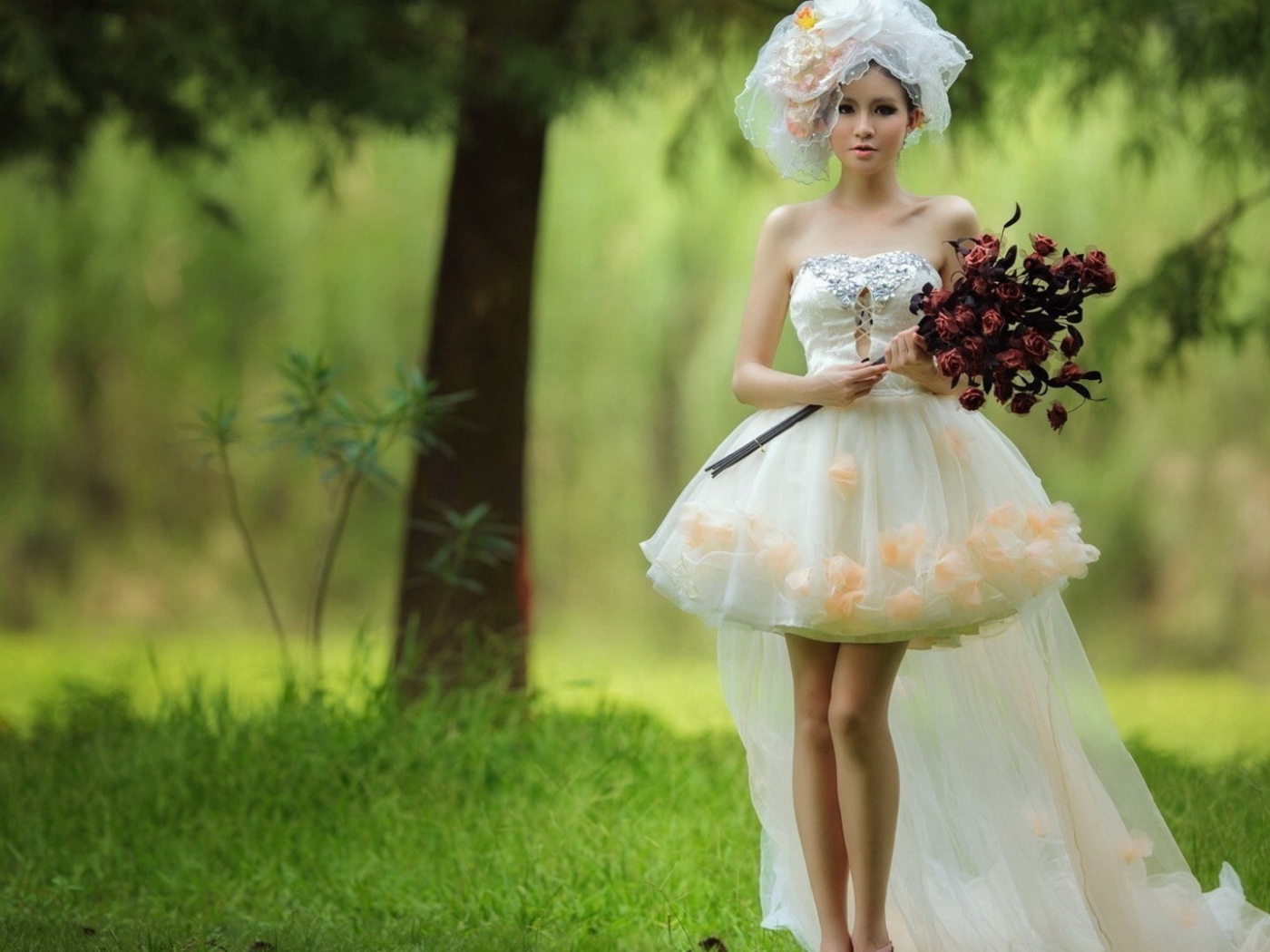 Невеста с красным букетом