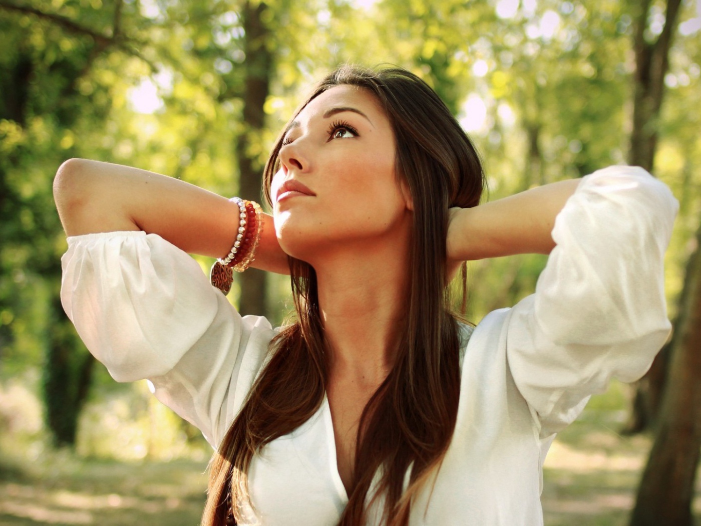 Брюнетка в белой кофте