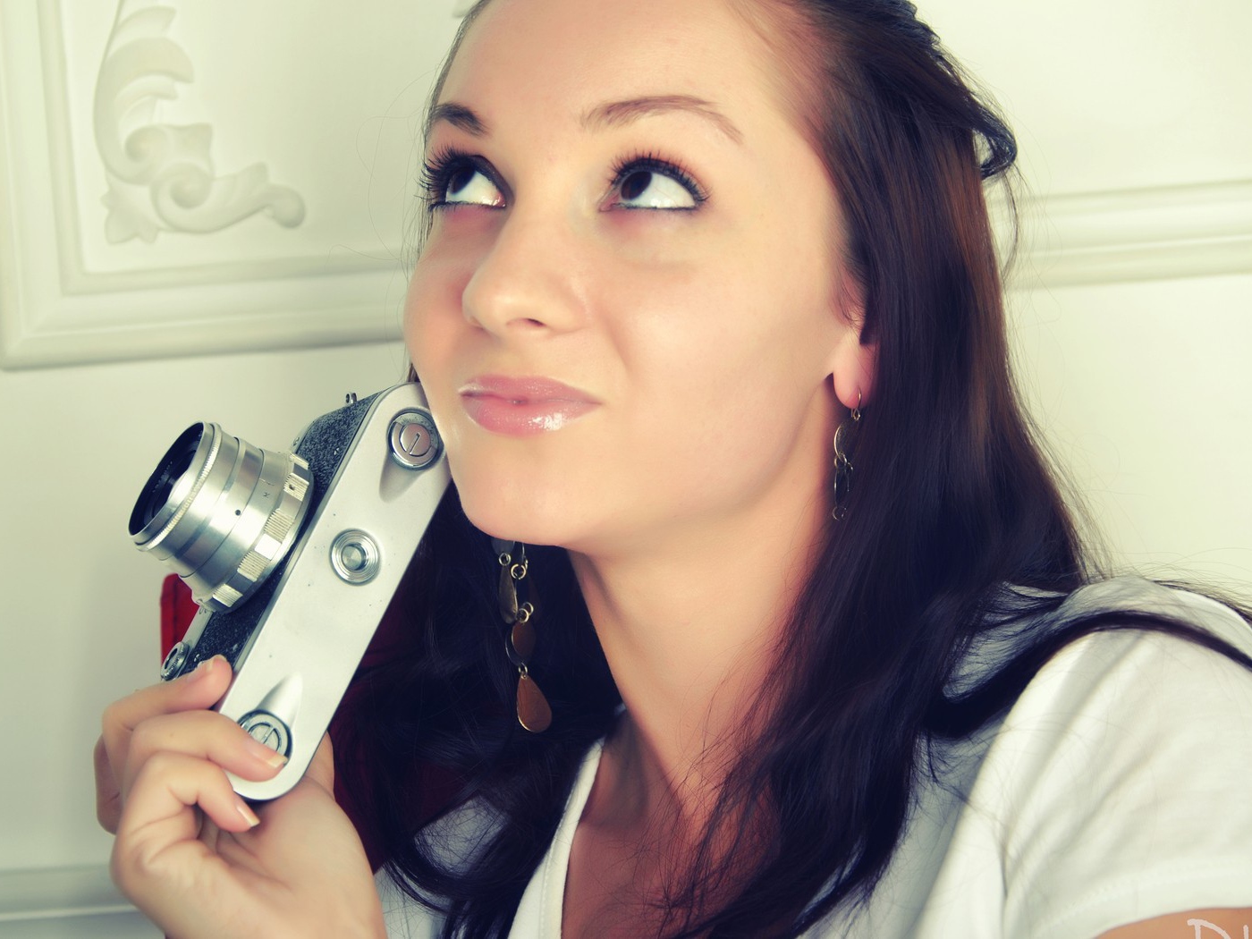 Брюнетка с фотоаппаратом