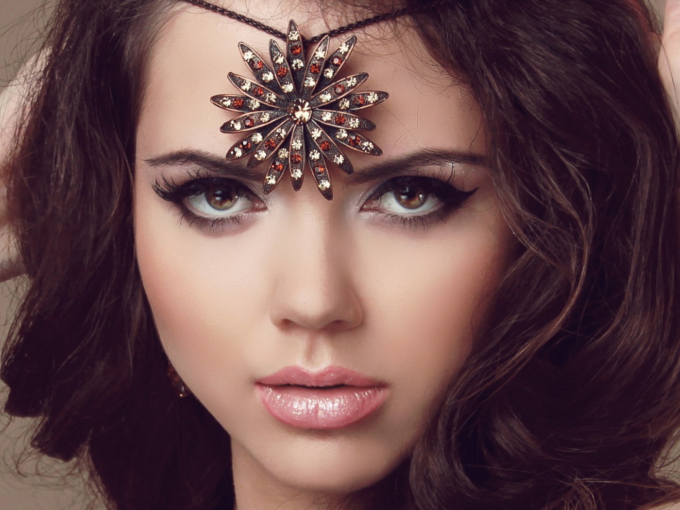 Брюнетка с украшением