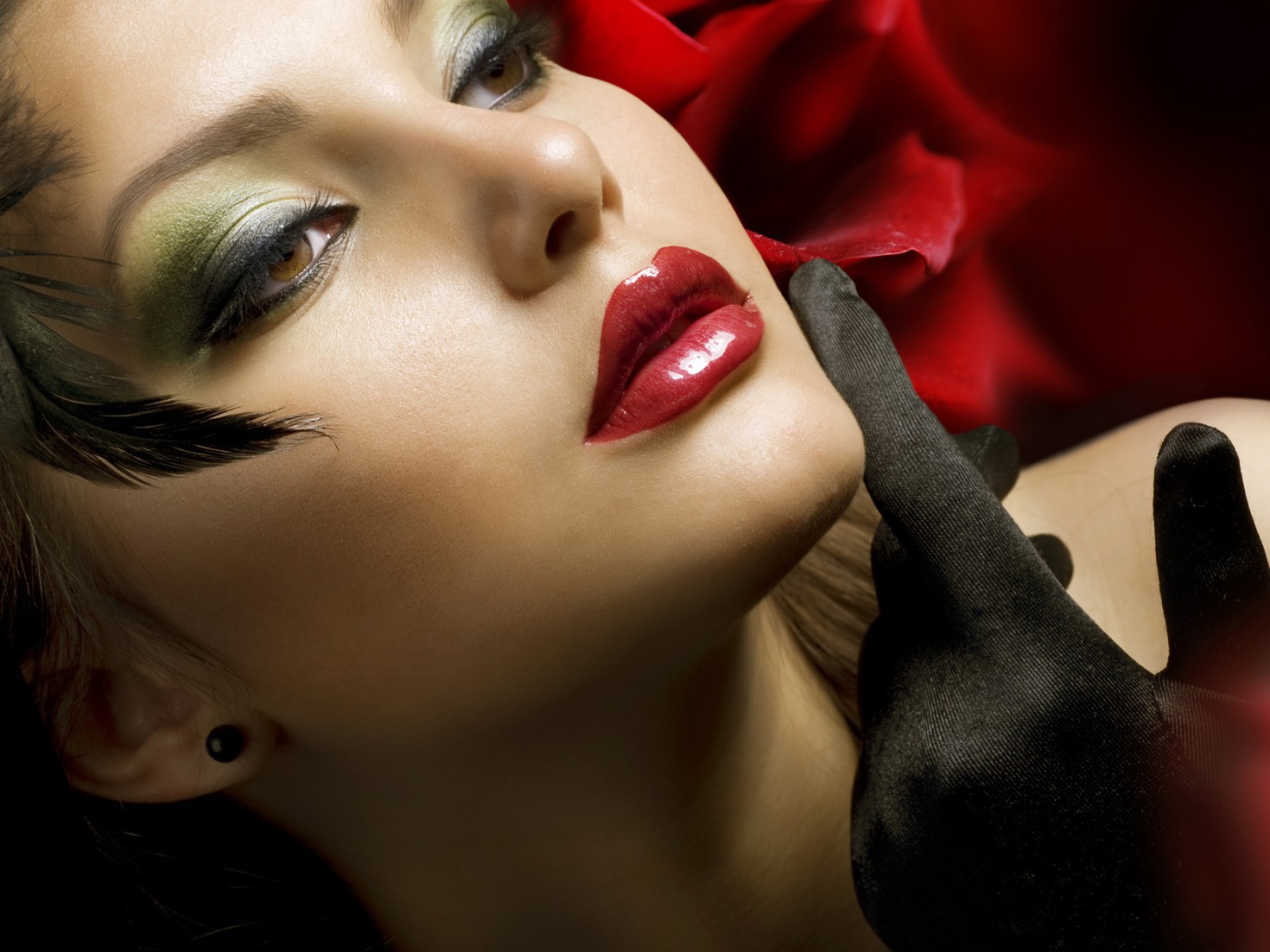 Брюнетка с сочными губами