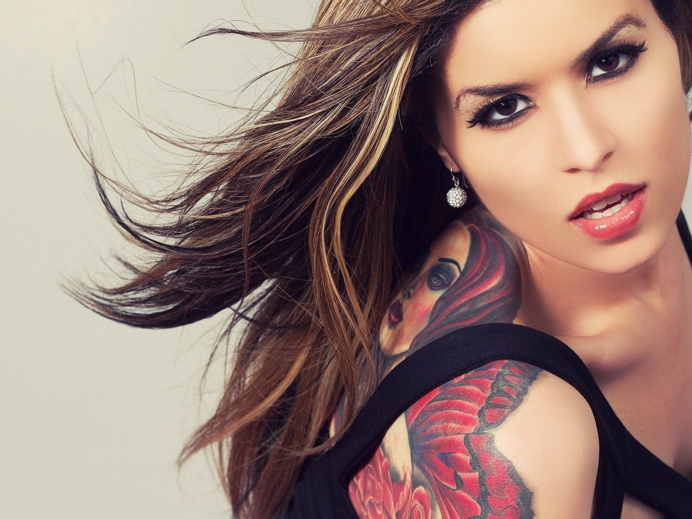 Брюнетка с татуировкой девушка