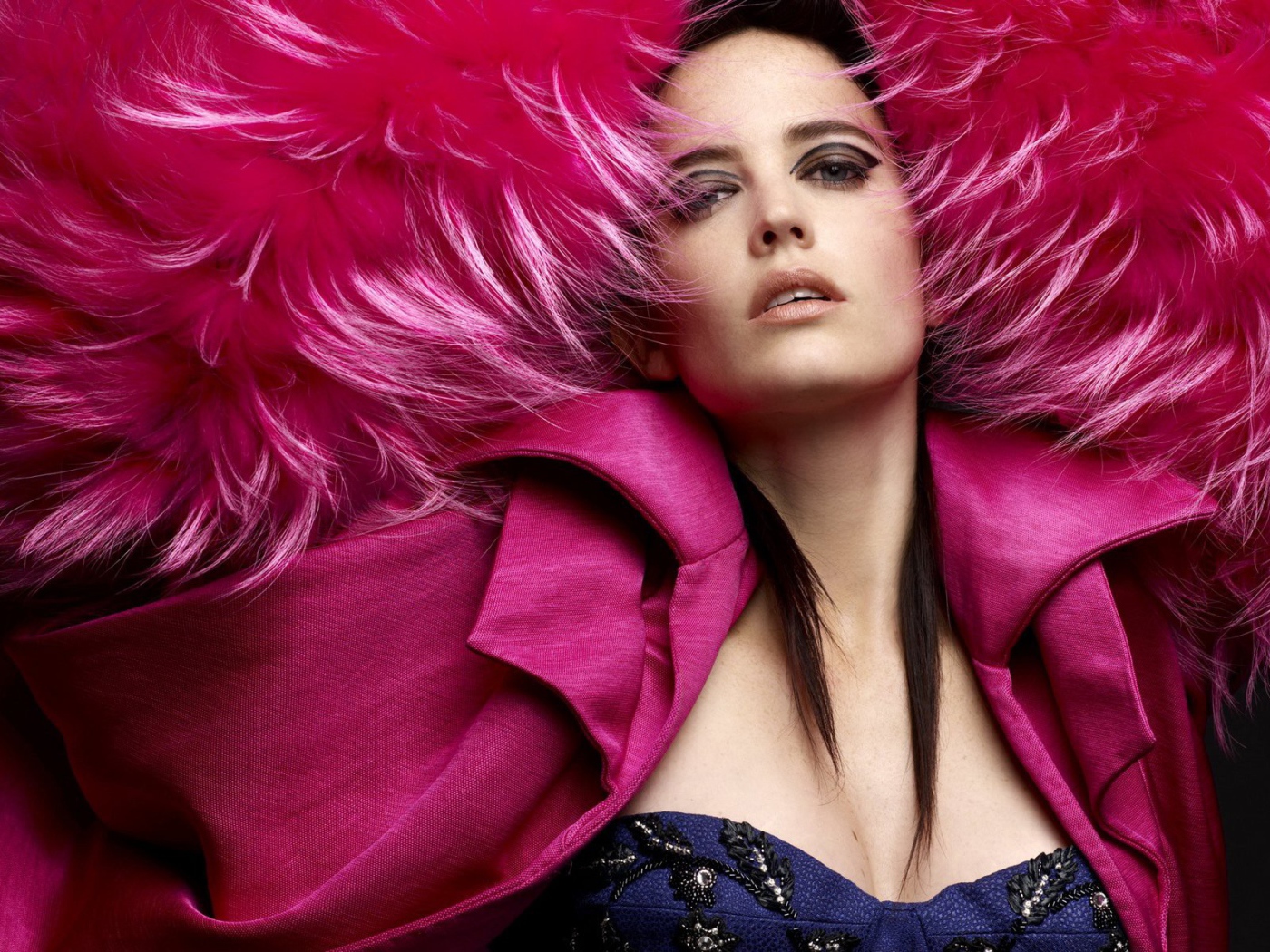 Девушка в розовой одежде