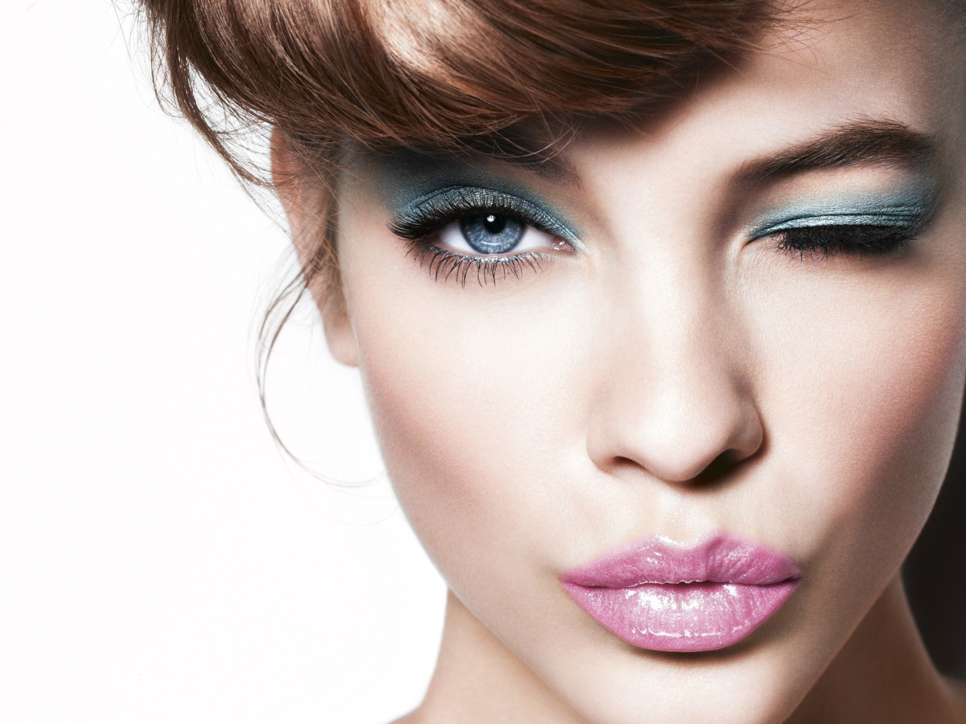 Девушка подмигивает