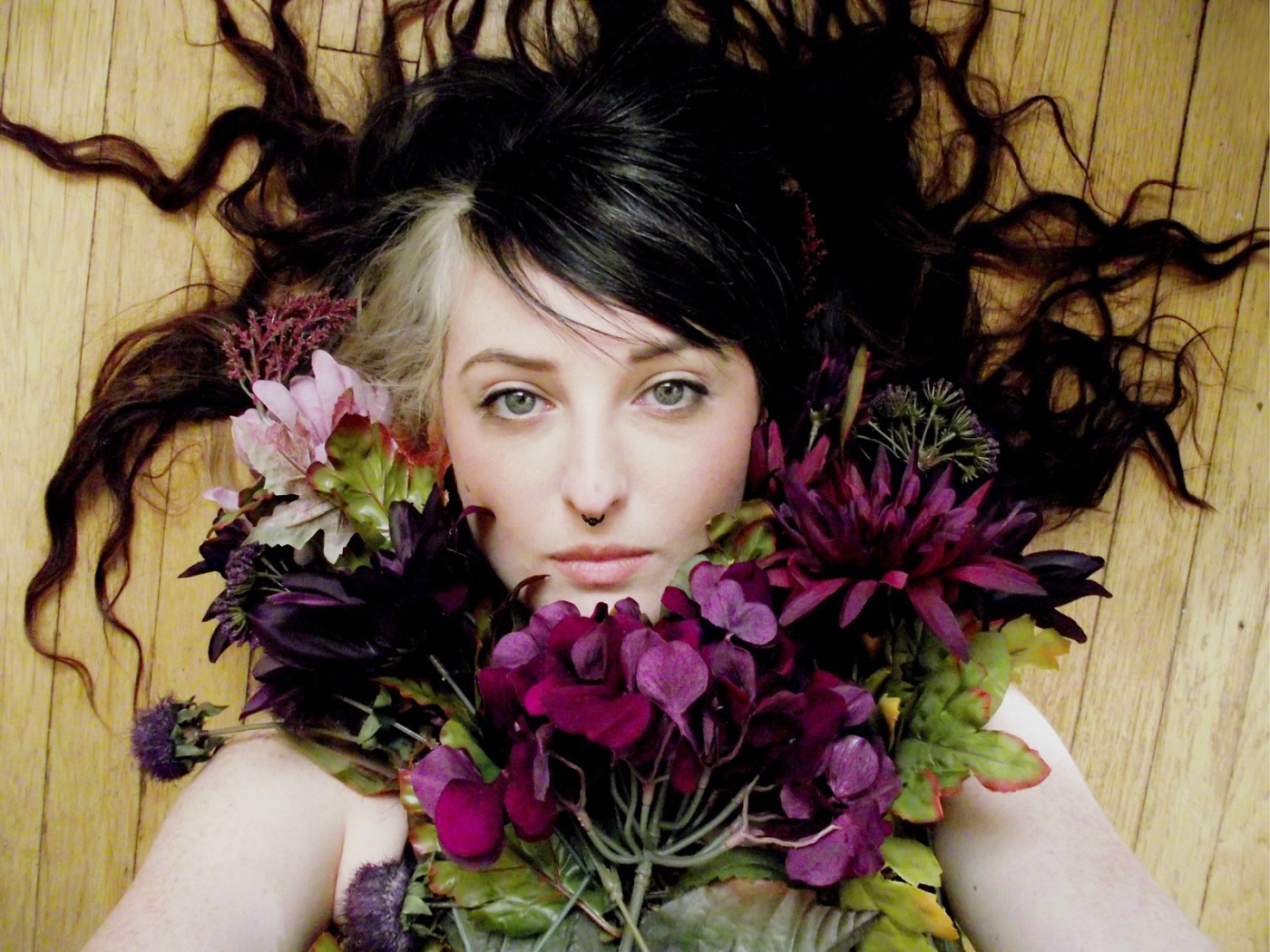 девушка с пирсингом с цветами