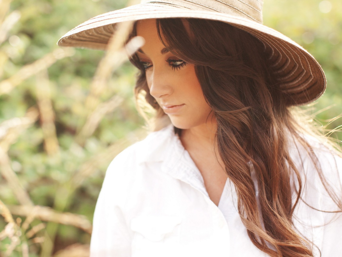 Брюнетка в широкополой шляпе