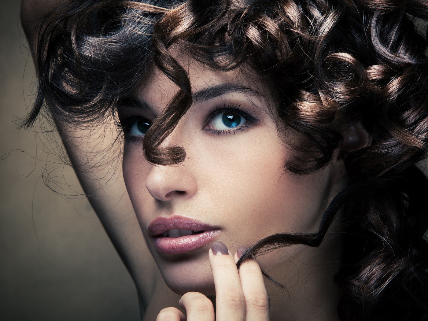 Модель с кудрявыми волосами