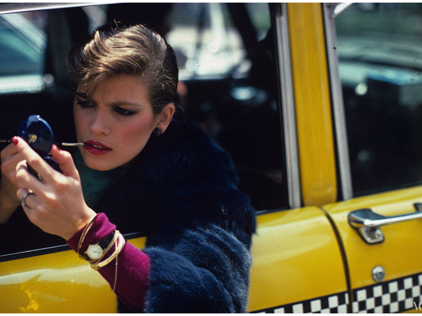 Фотография девушки в такси