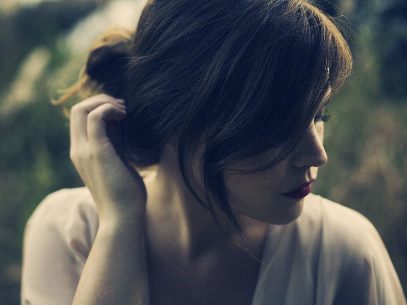 Девушка поправляет волосы