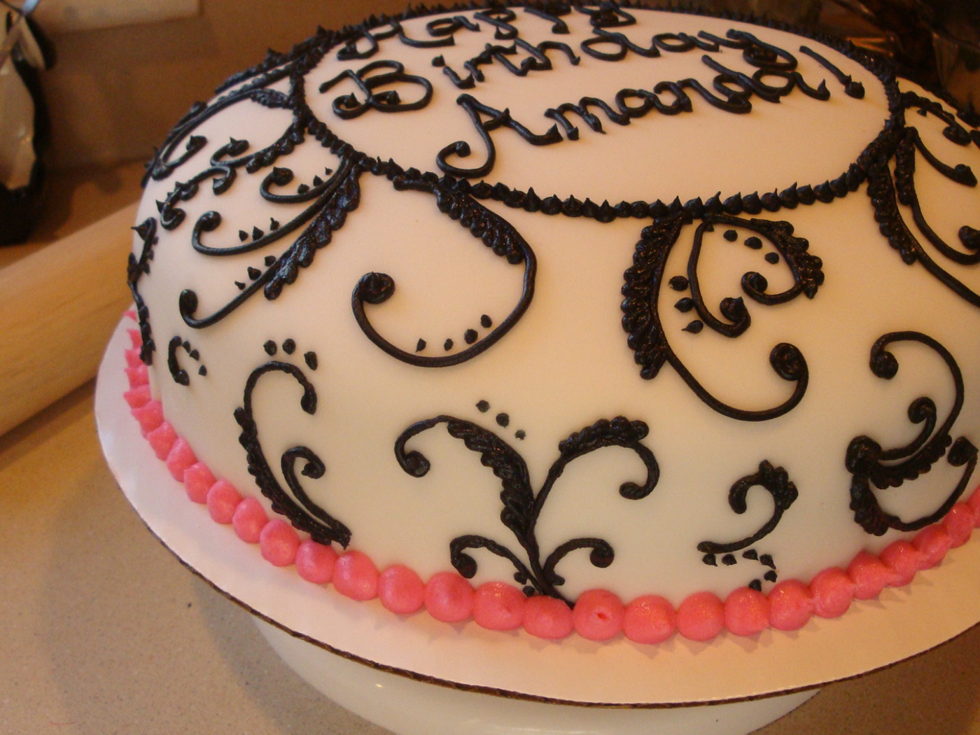 Красивый торт с шоколадным рисунком на день рождения