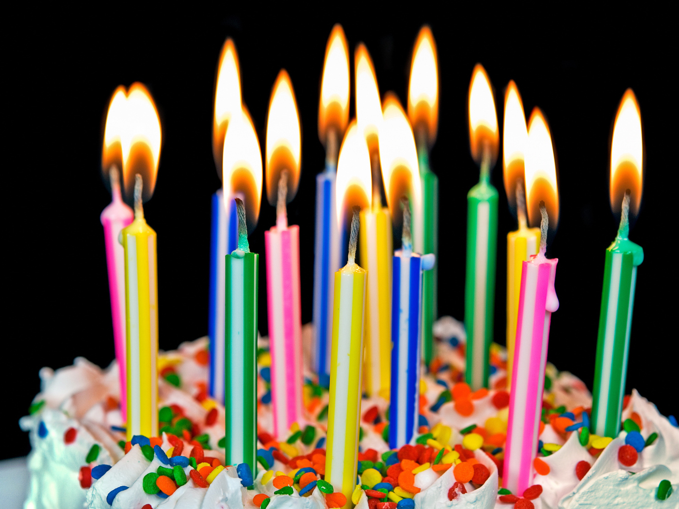Разноцветные яркие свечи на день рождения