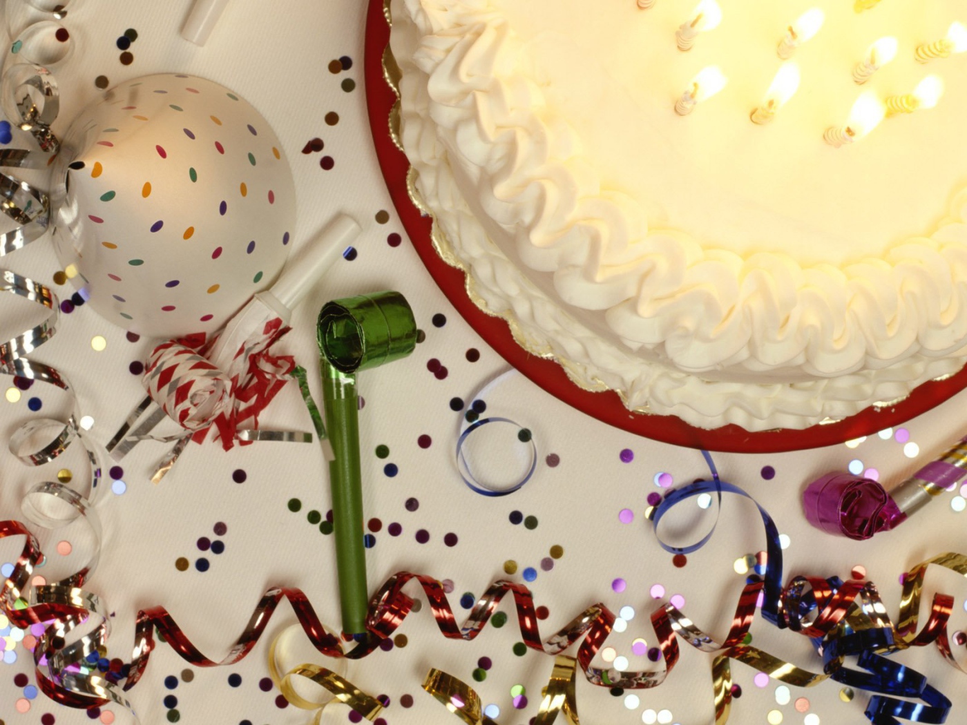 Торт и дудки на день рождения