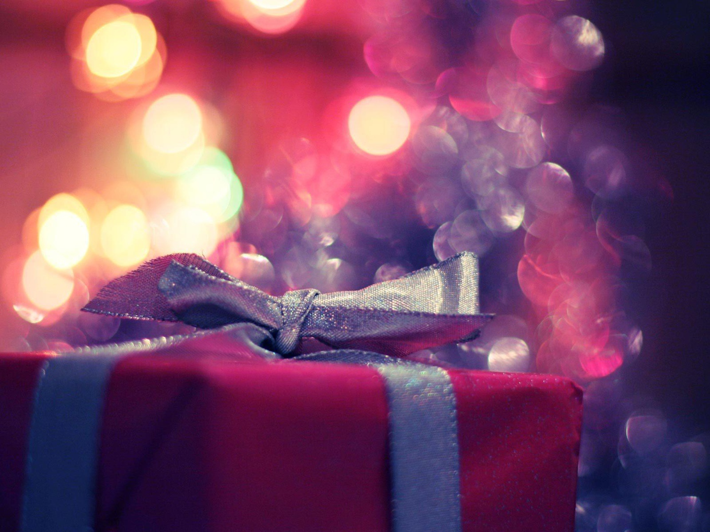 Подарок в красной обёртке  на день рождения