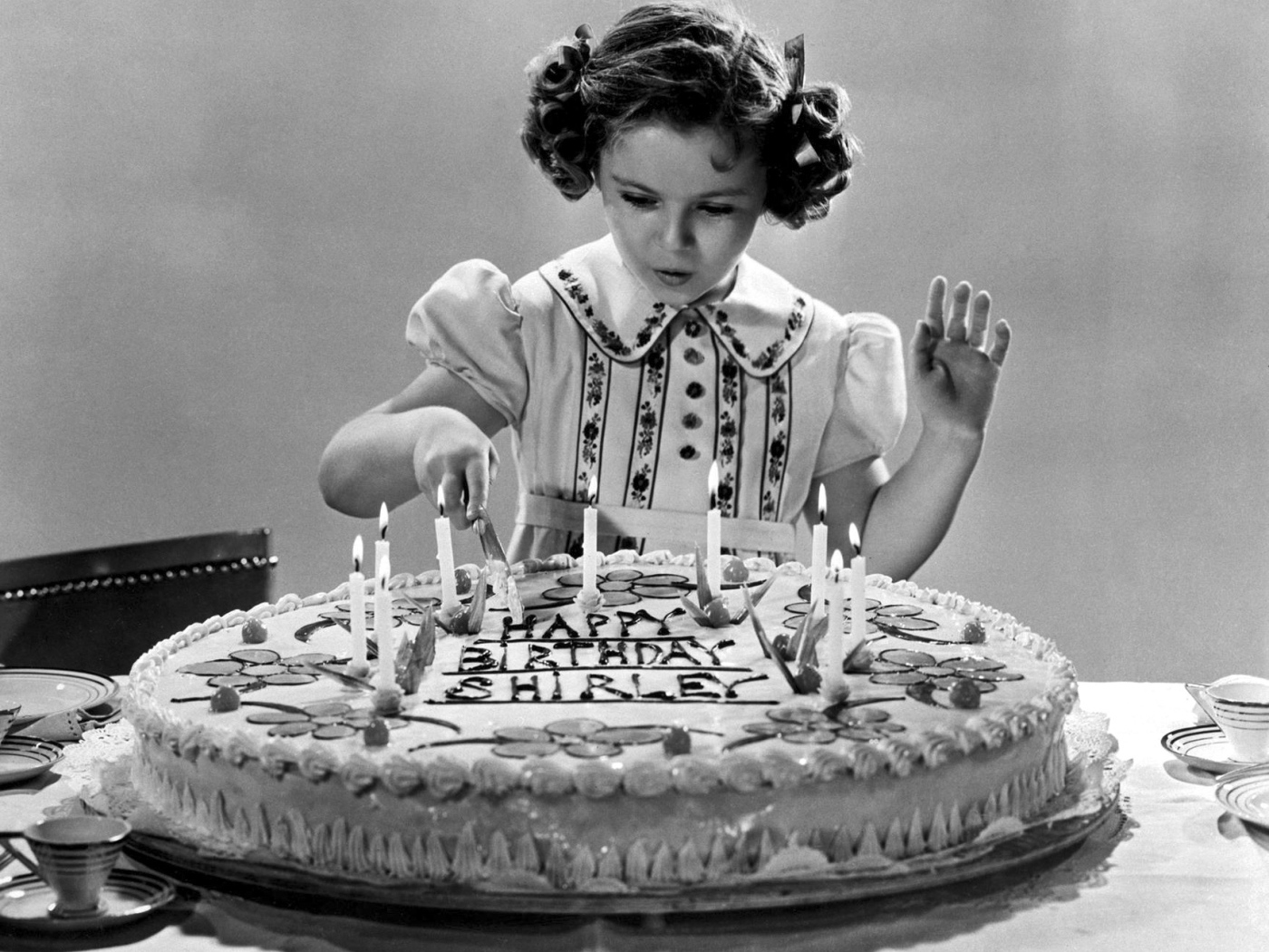 Девочка на день рождения, чёрно-белая картинка