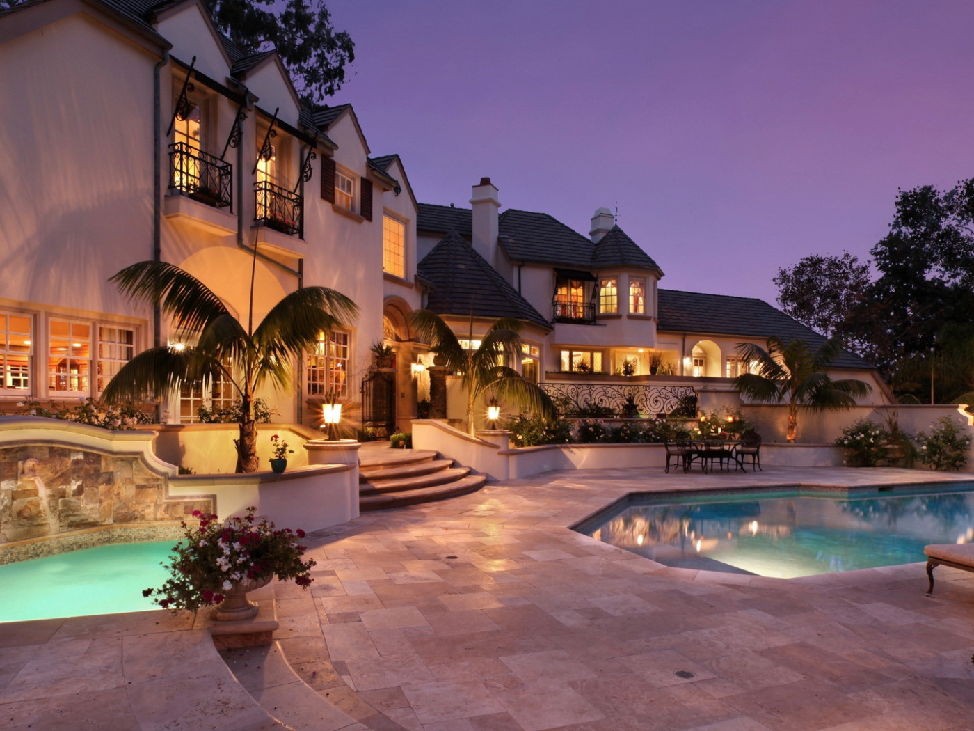 Дом с бассейном