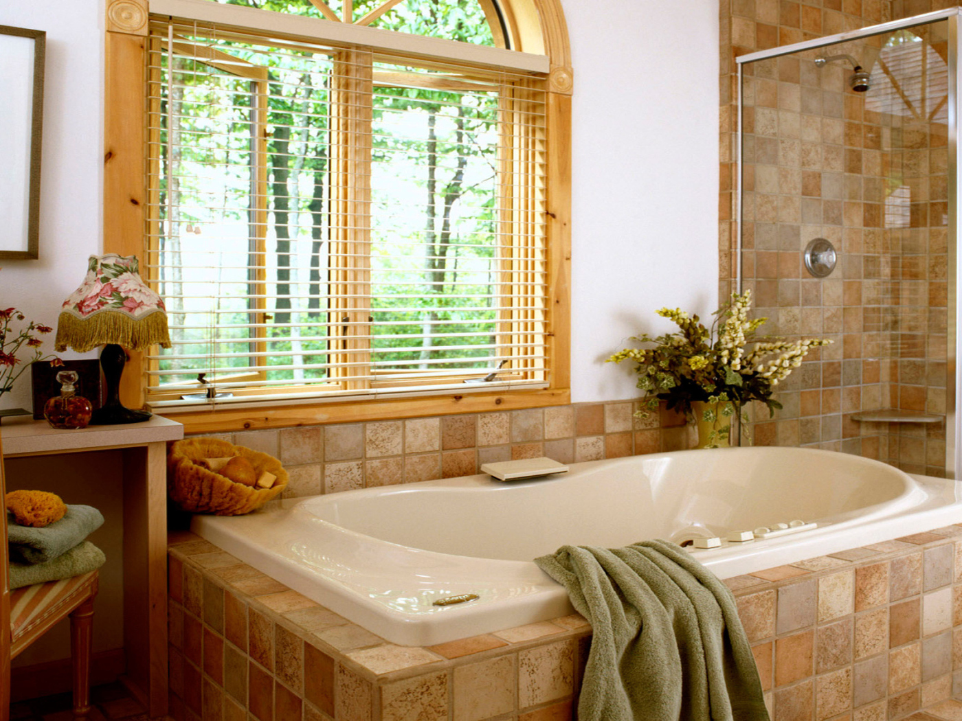 Интерьер ванной комнаты с душем