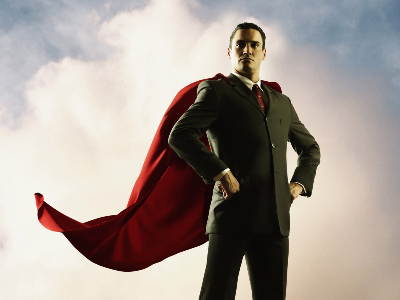 Мужчина в красном плаще