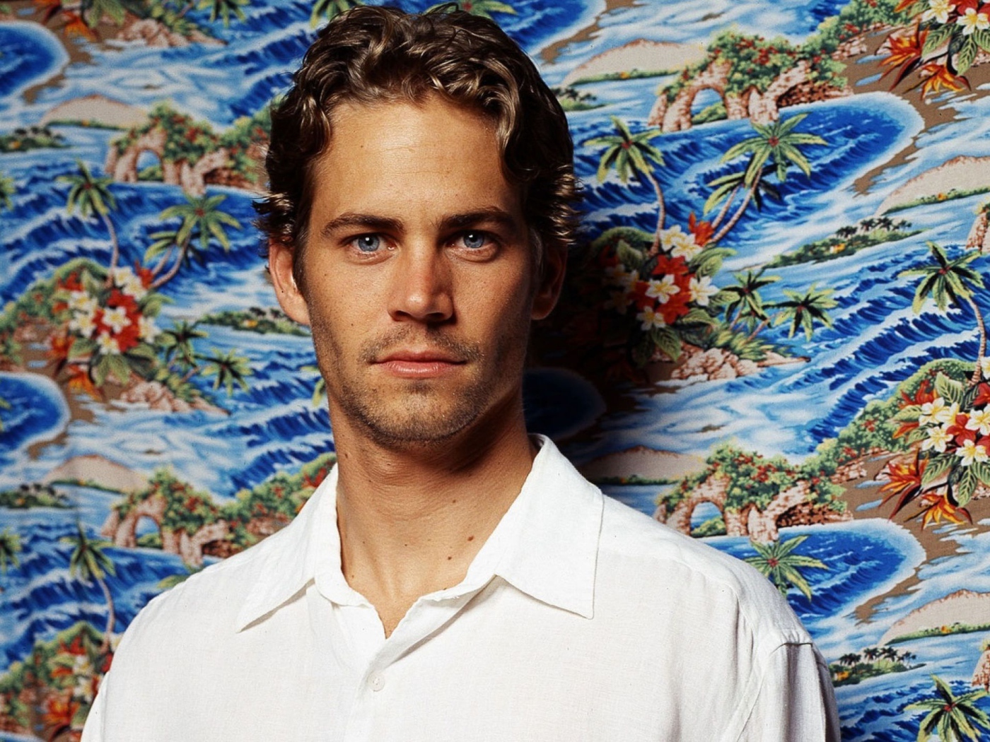 Актер Пол Уокер в белой рубашке