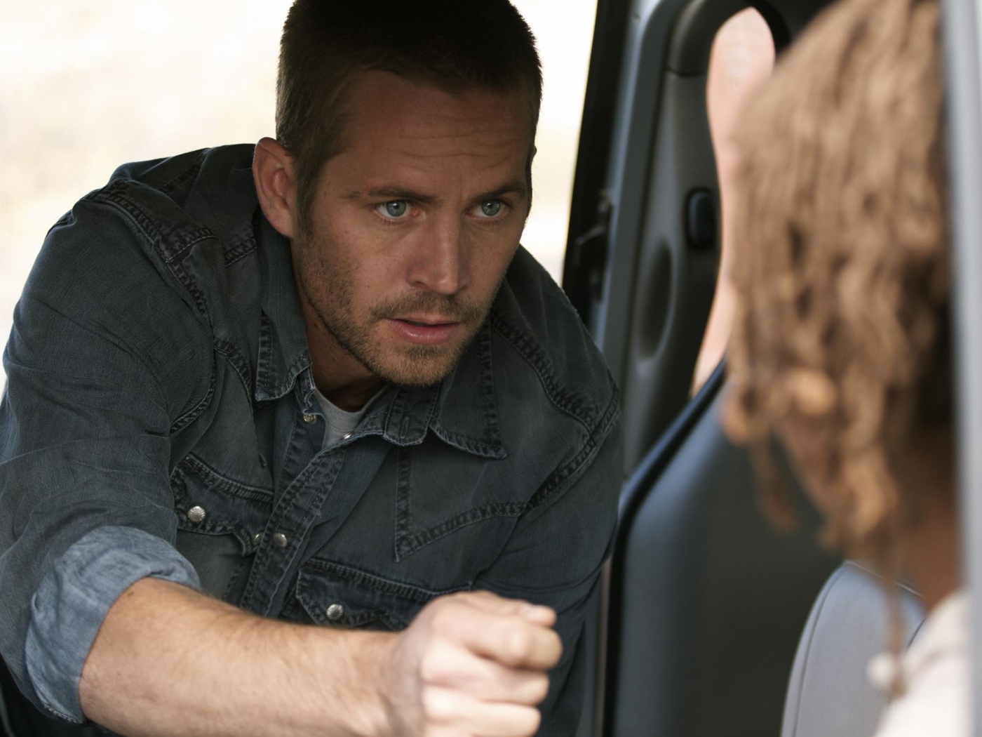  Известный Актер Пол Уокер разговаривает с девушкой