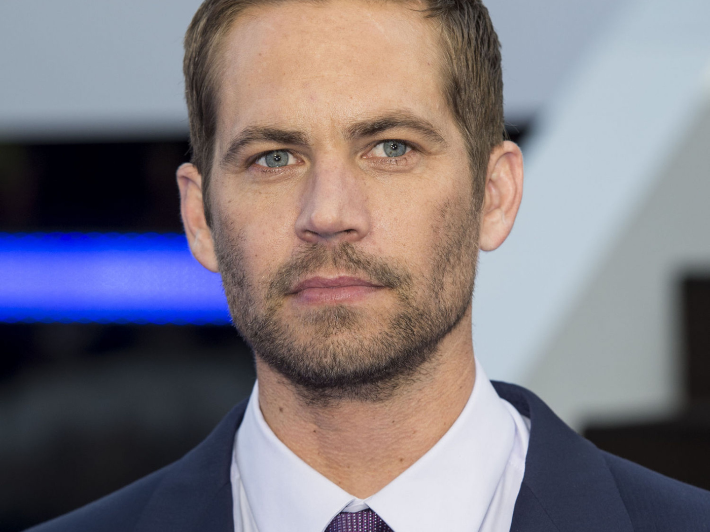 Пол Уокер в синем костюме