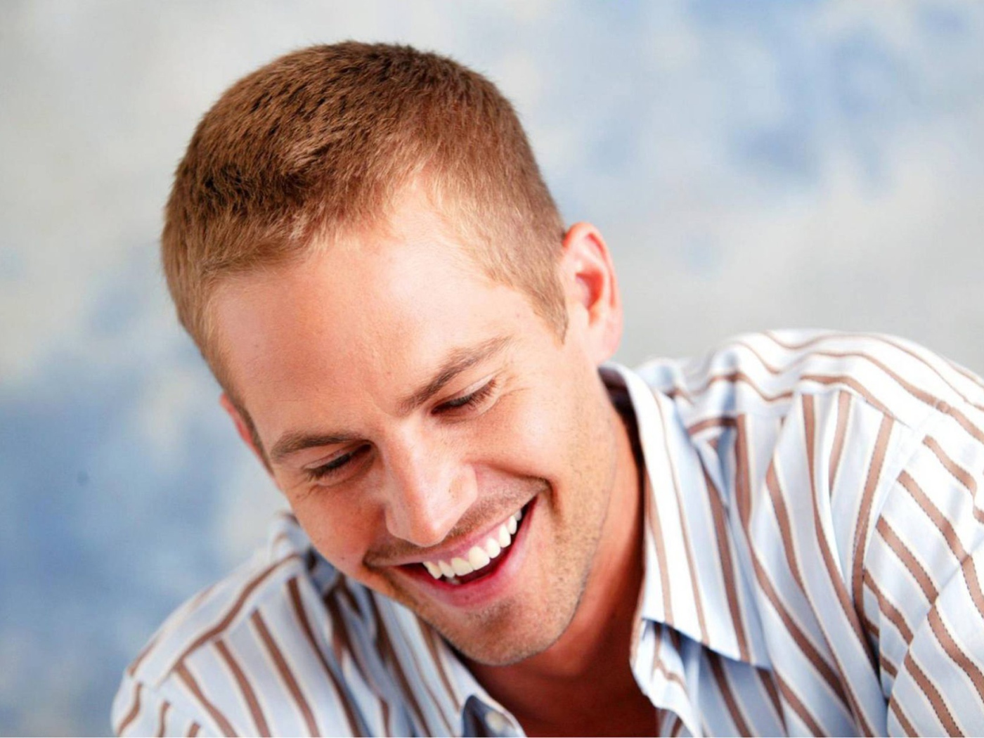  Пол Уокер с красивой улыбкой