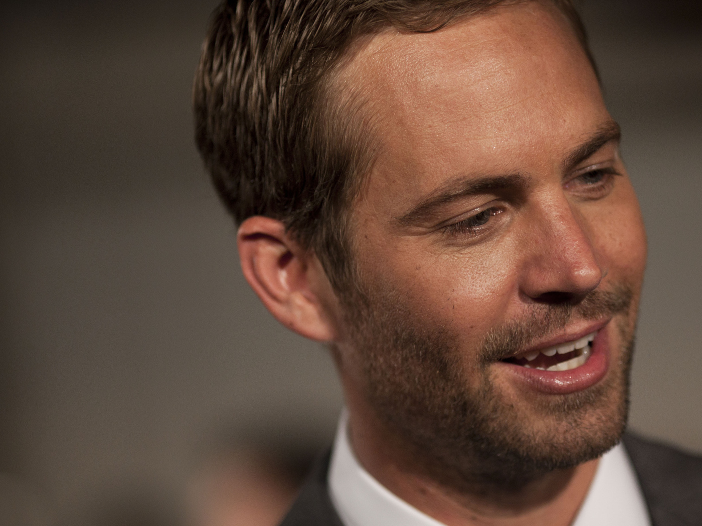 Пол Уокер поет песню