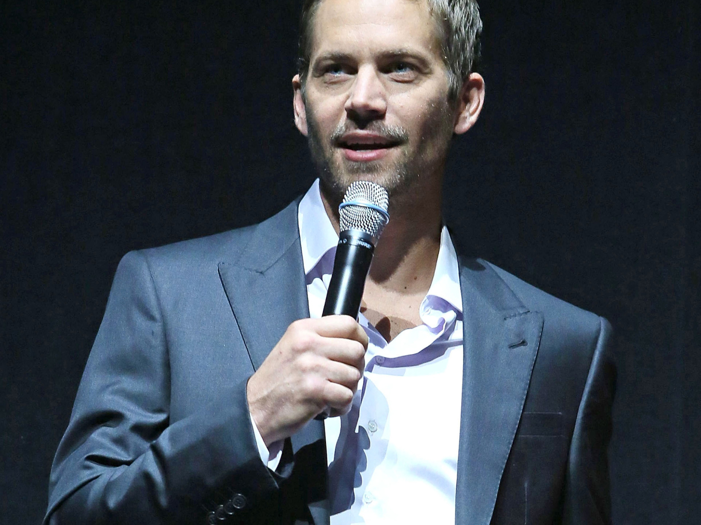 Пол Уокер говорит в микрофон