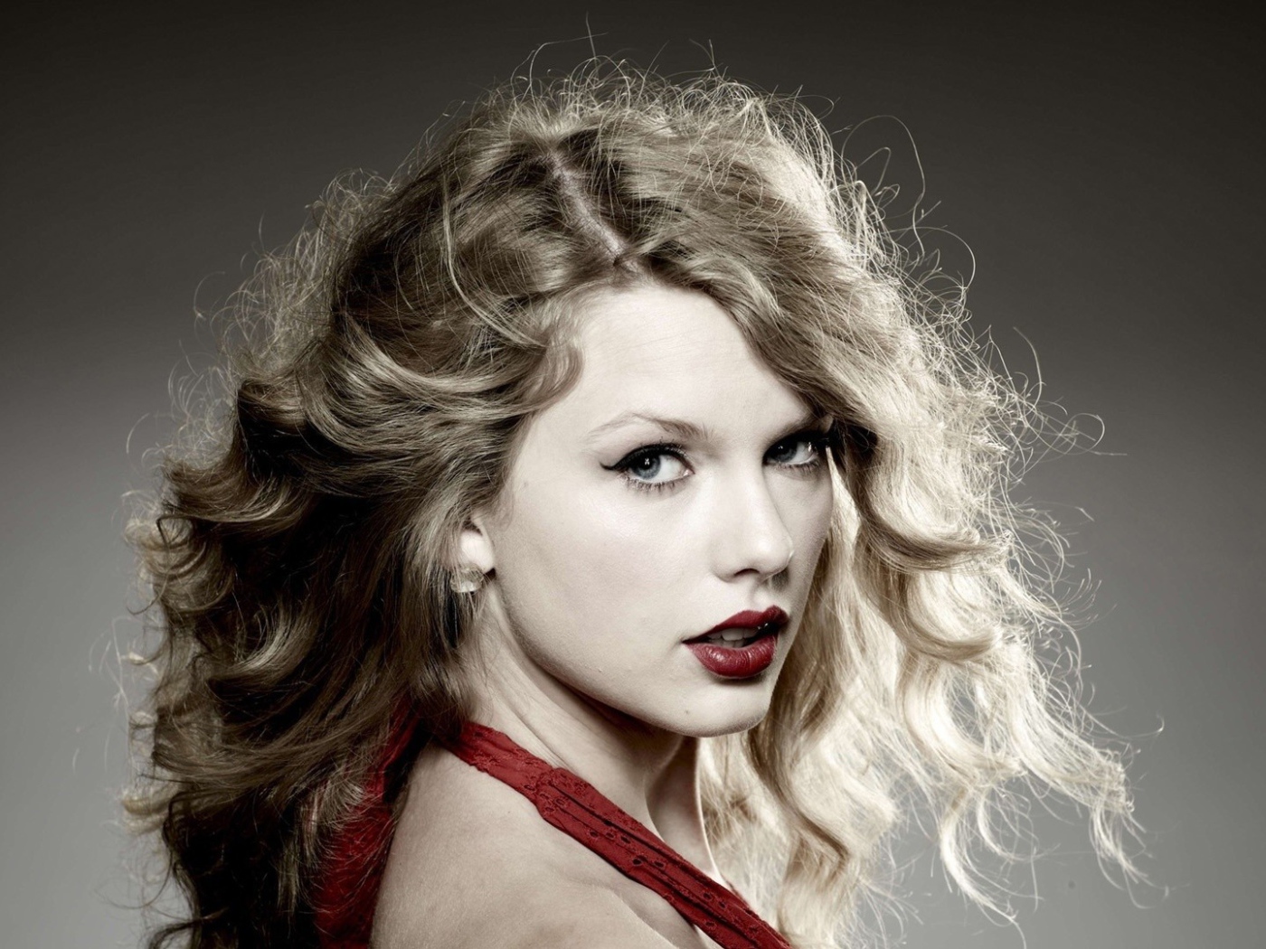 Актриса Тейлор Свифт с кудрями
