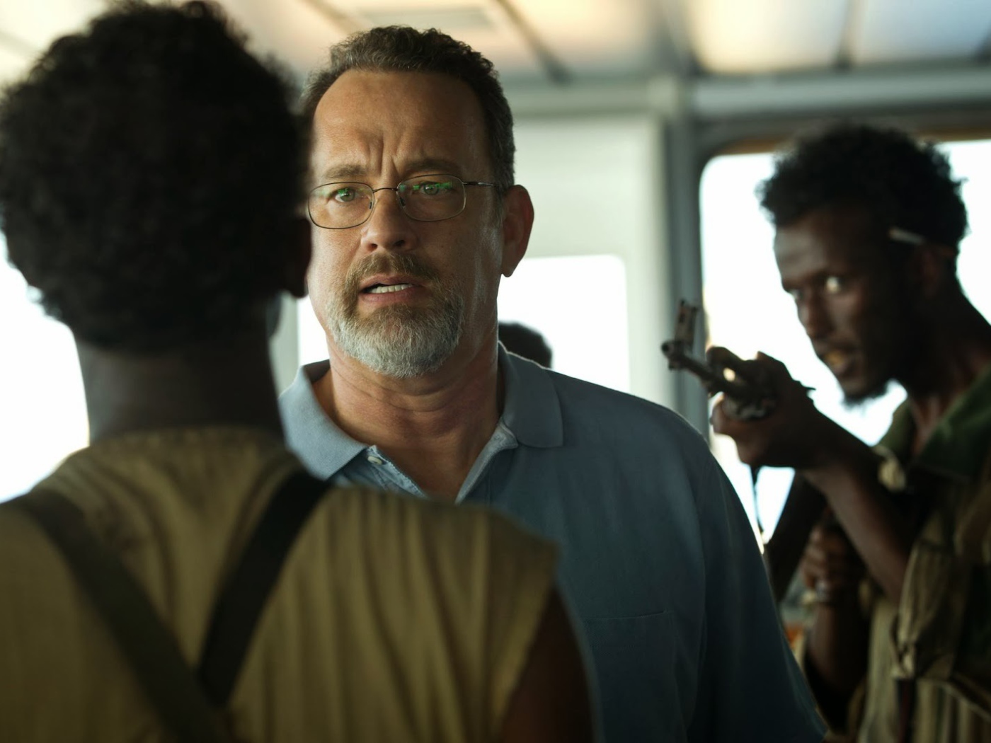 Капитан Филлипс главны герой говорит с пиратами