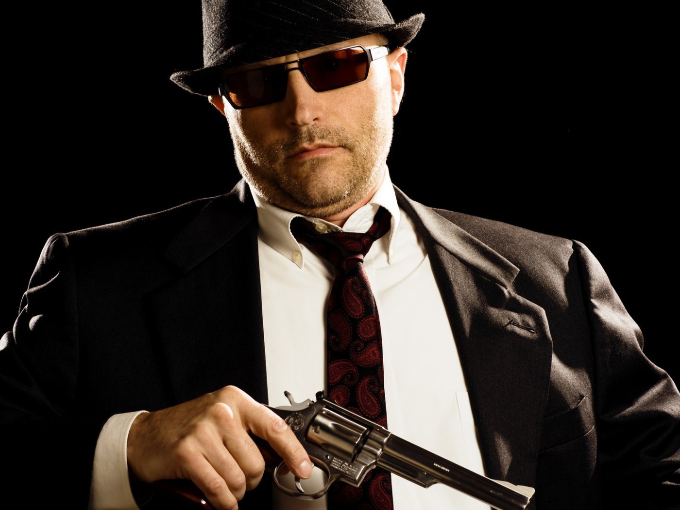 Гангстер с револьвером