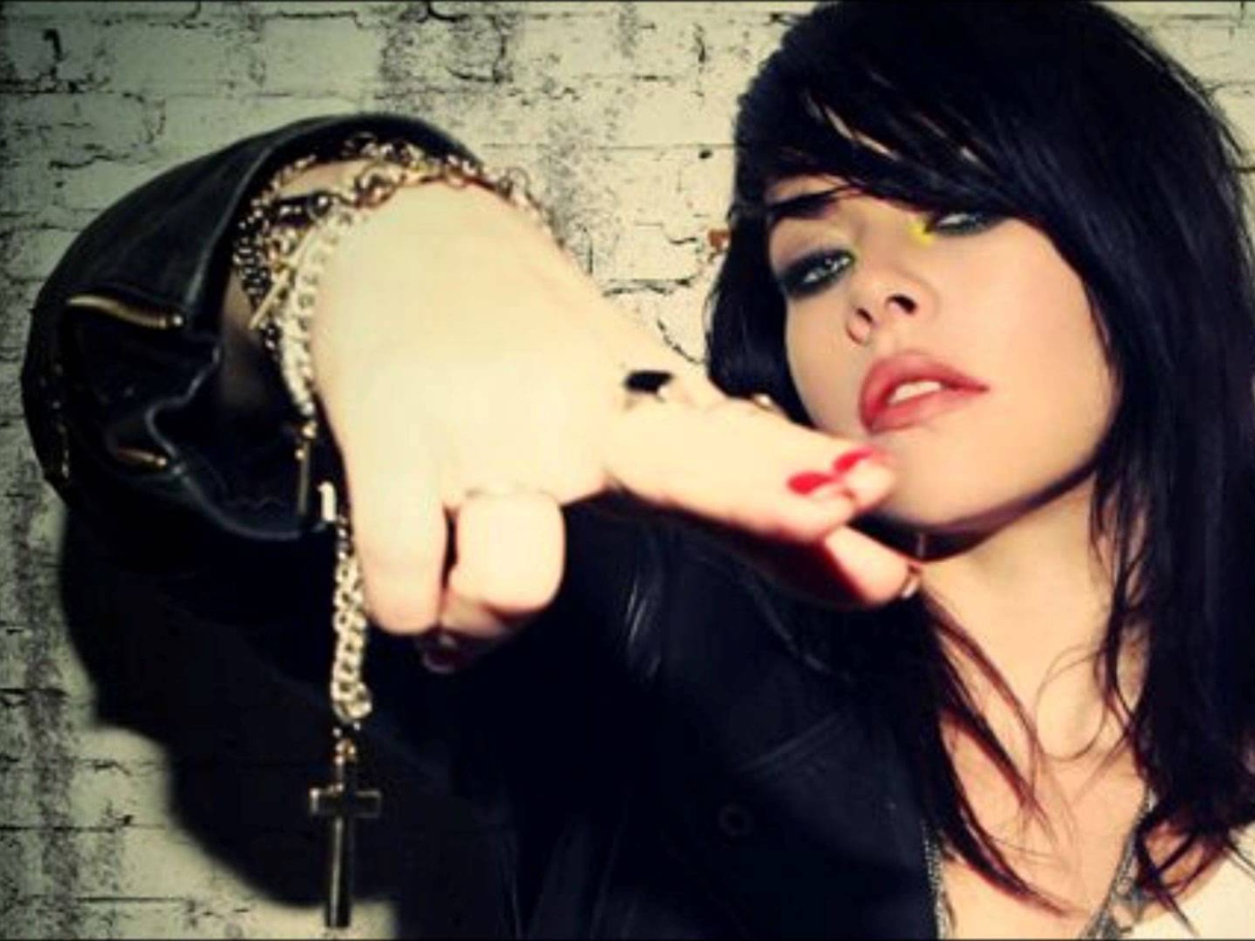 Alex Hepburn на фоне стены