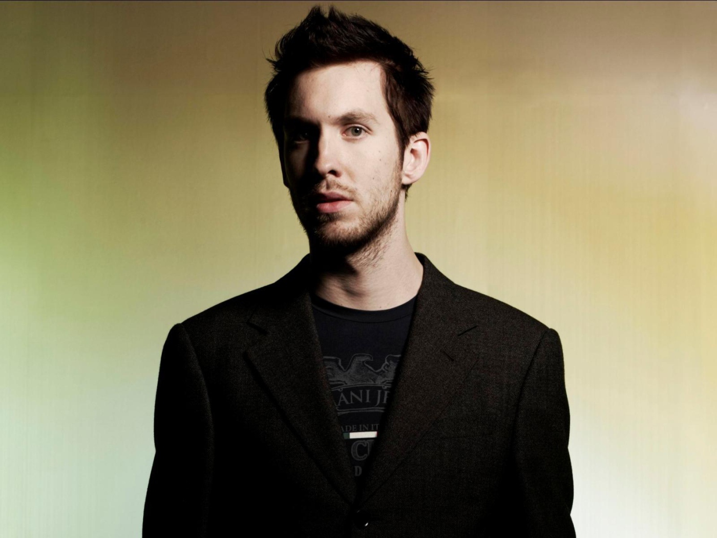 Calvin Harris на цветном фоне