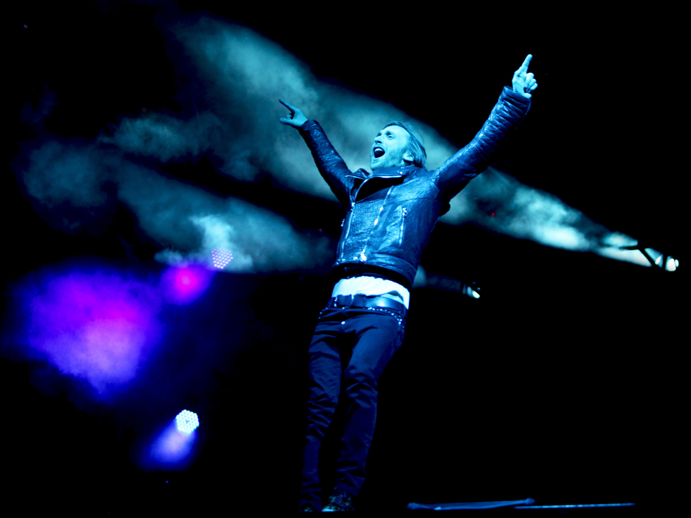 David Guetta в прыжке