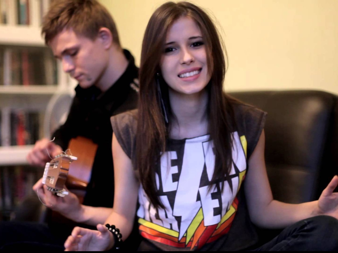 Эльвира Т поет под гитару