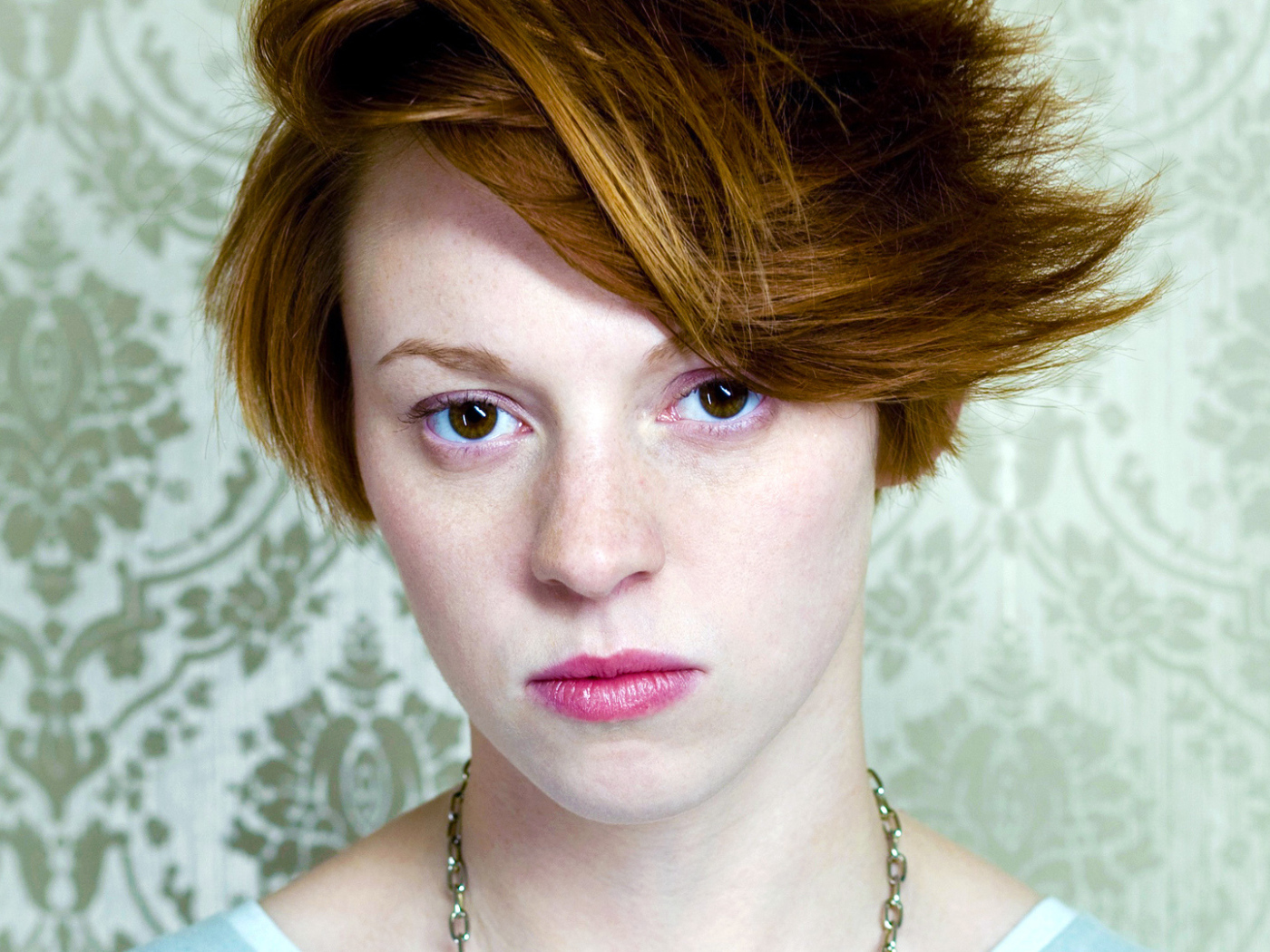 La Roux в зеленом фоне