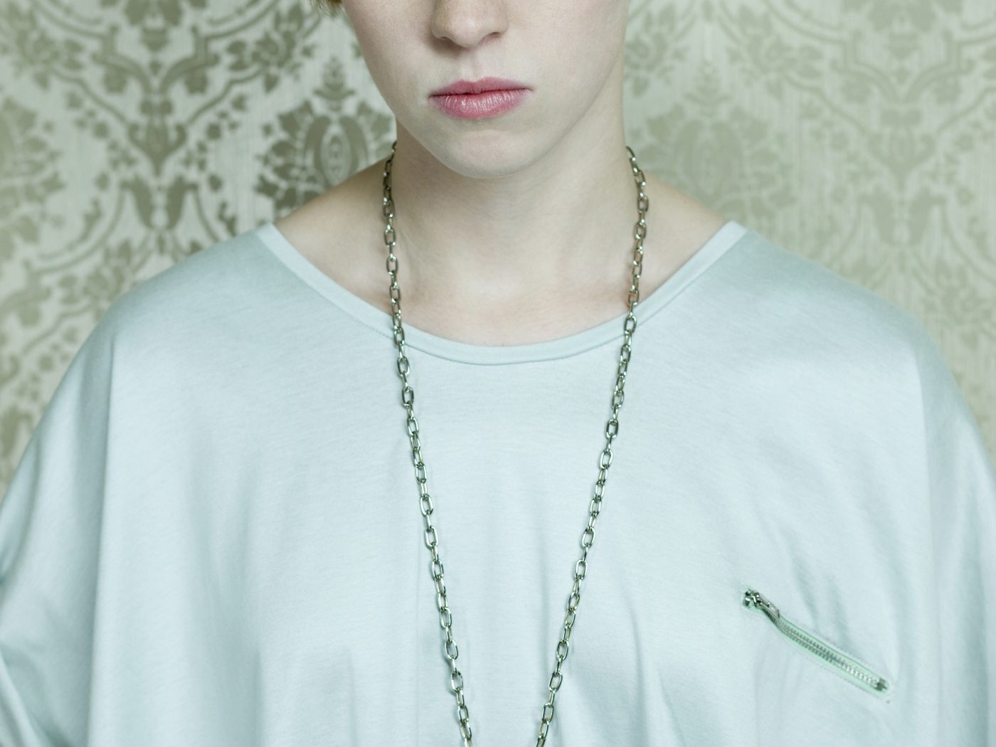 La Roux в белой футболке