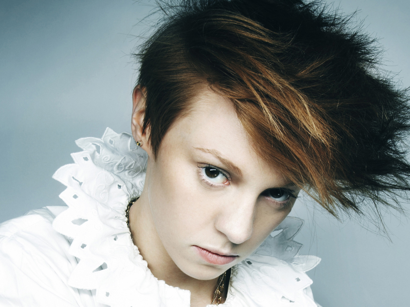 La Roux в белой рубашке