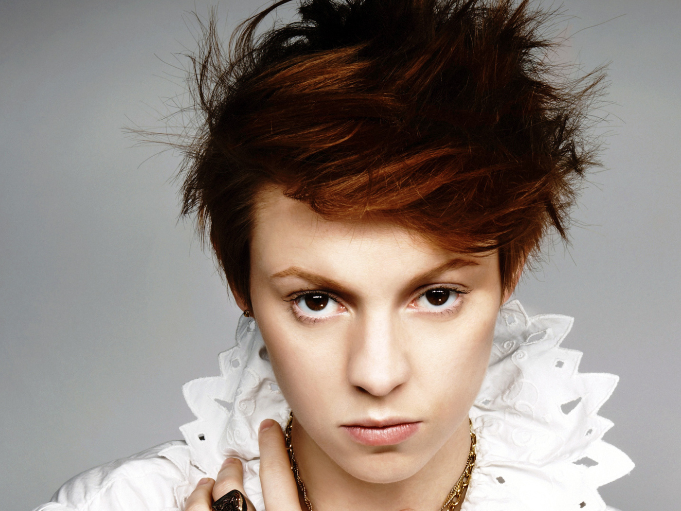 La Roux сердитый взгляд