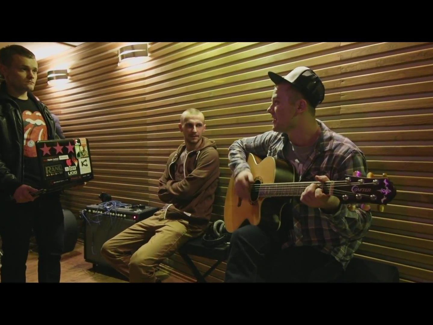 Макс Корж играет на гитаре