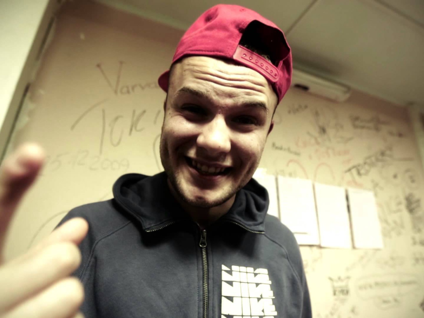 Макс Корж поет песню Небо