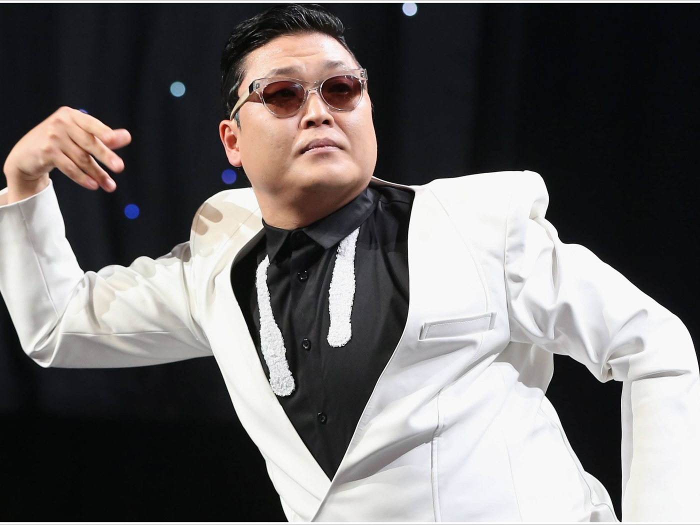 PSY в белом пиджаке