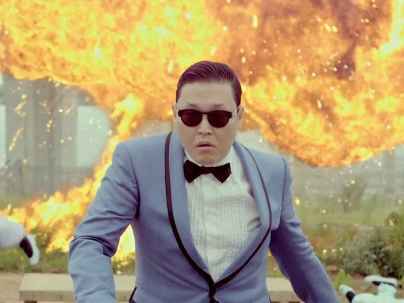 PSY на фоне взрыва