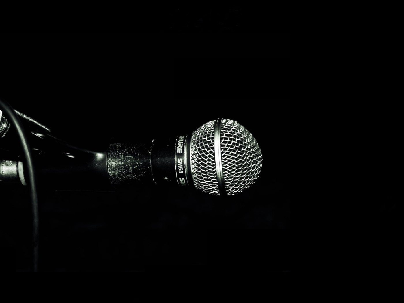 Профессиональный микрофон на черном фоне