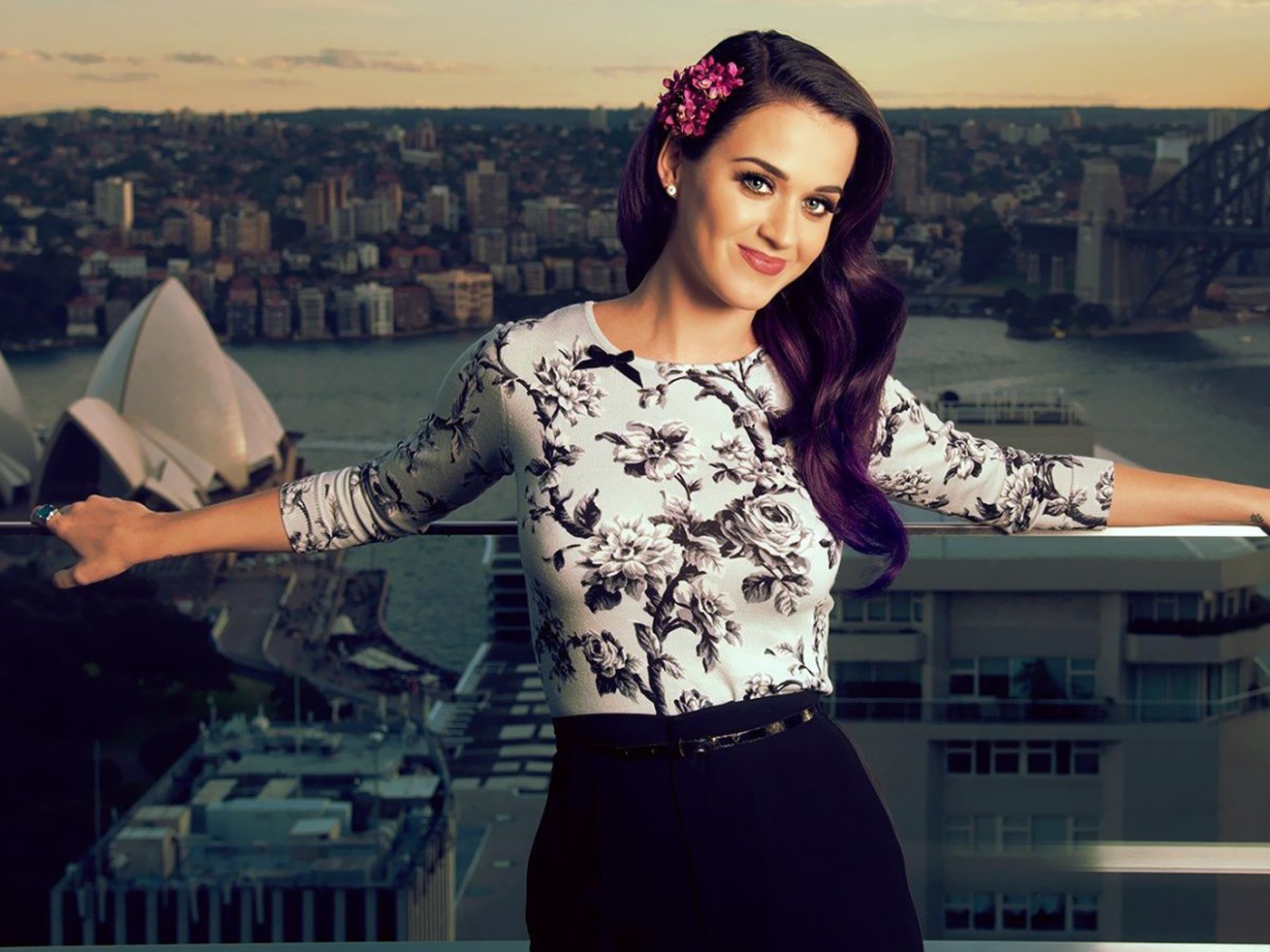 Певица Кэти Перри на фоне Сиднея